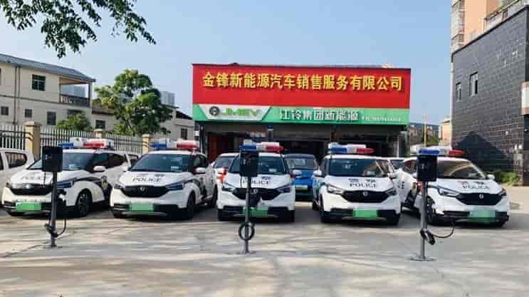 金溪政府機(jī)關(guān)部門采購(gòu)了一批江鈴集團(tuán)新能源易至EV3, 用于執(zhí)法巡邏工作。